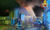 Incendio in una fabbrica d'inchiostro, le foto e il video dell'intervento dei Vvf