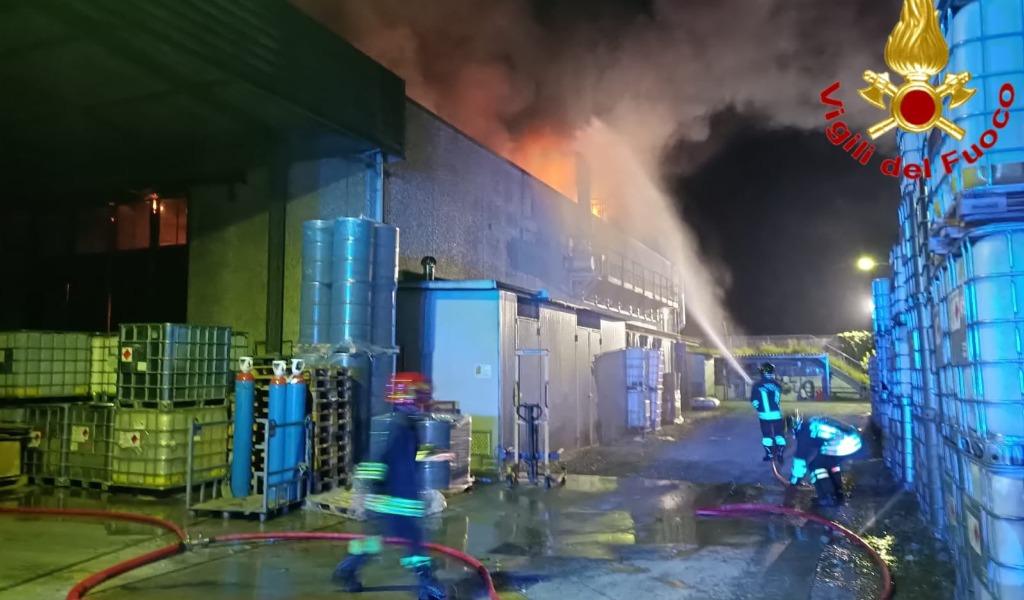 Incendio in una fabbrica d’inchiostro, le foto e il video dell’intervento dei Vvf