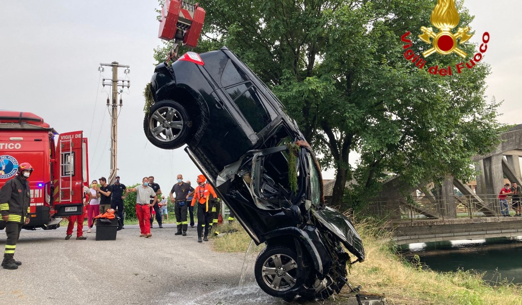 Tragedia sfiorata nella Muzza: donna finisce nel canale con l’auto, salvata in extremis