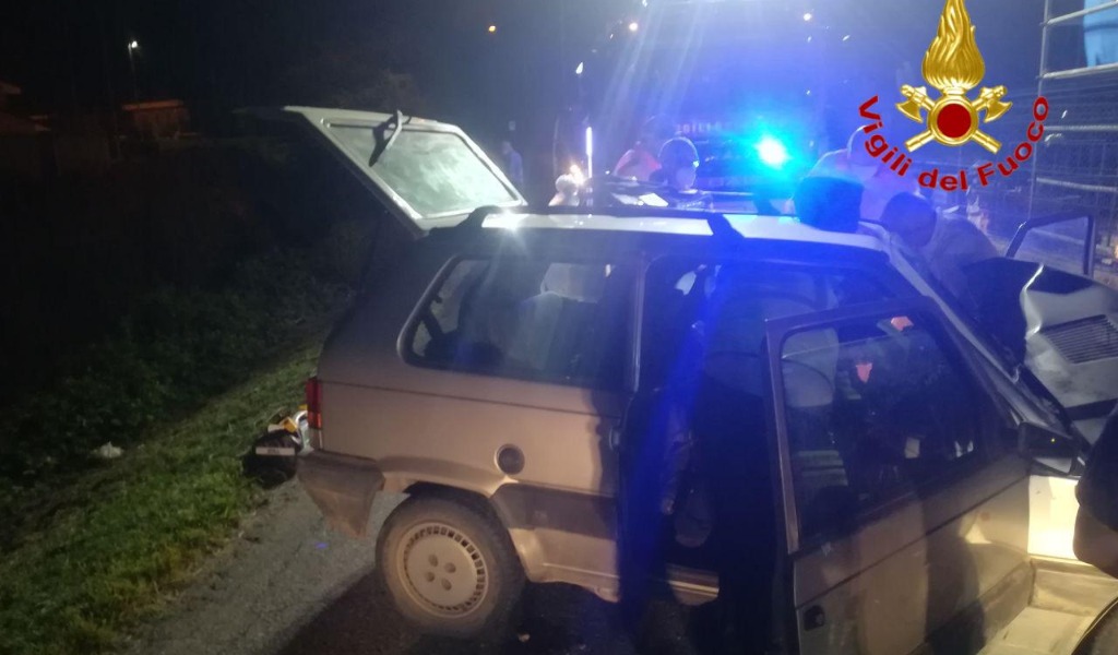 Si schianta contro un palo della luce e rimane intrappolato tra le lamiere