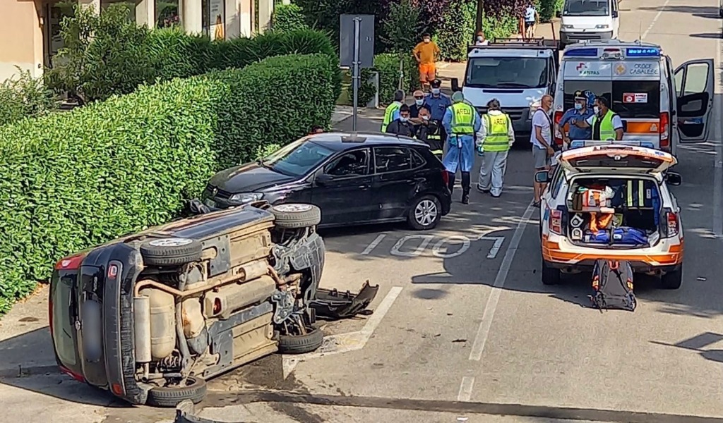 Schianto tra due vetture, una si ribalta in strada: tre donne ferite