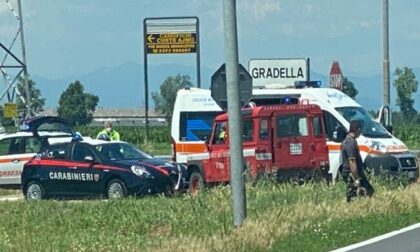 Schianto all'incrocio tra due vetture, due uomini in ospedale