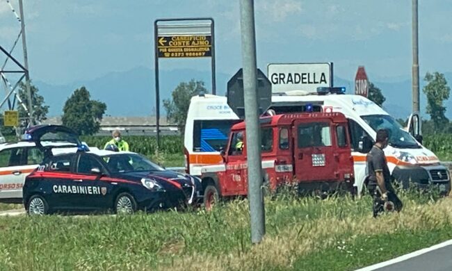 Schianto all’incrocio tra due vetture, due uomini in ospedale
