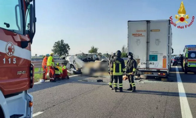 Incidente autostrada, 5 morti. Il testimone: “Non ha visto la coda, a tutta velocità contro il camion”