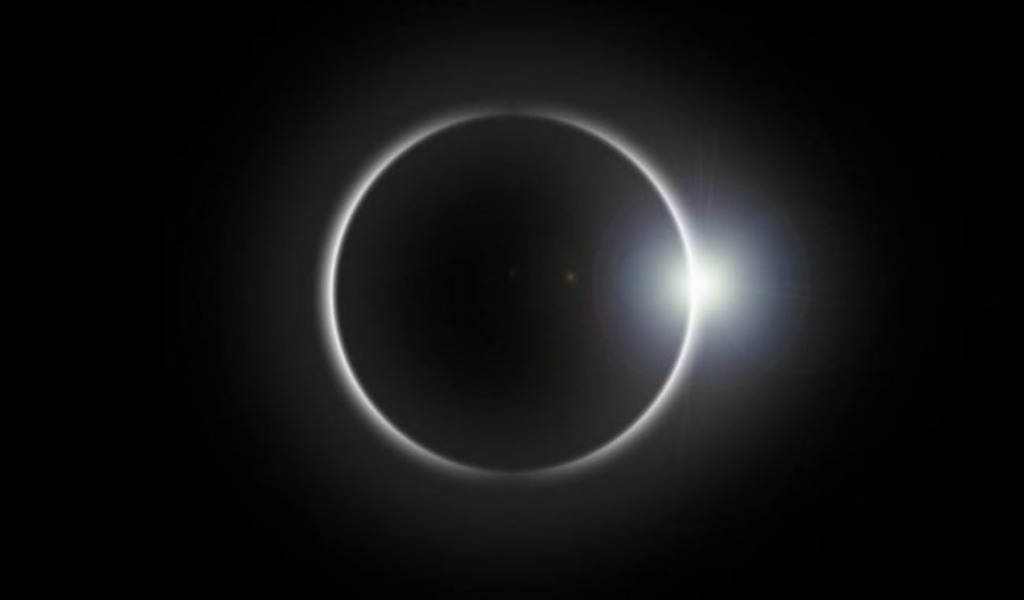 Occhi (protetti) al cielo oggi per la “mini eclisse”