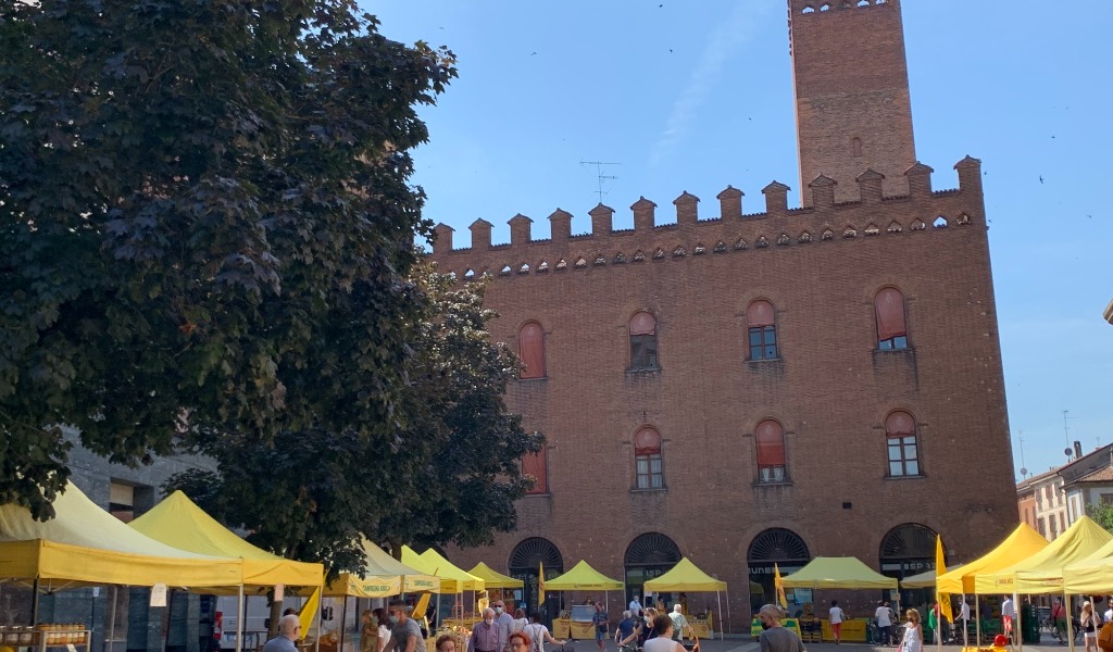 Estate al mercato di Campagna Amica: tornano le domeniche in piazza Stradivari a Cremona