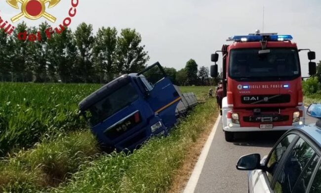 Per schivare un altro camion finisce fuori strada: ferito autista