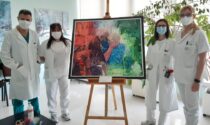 Il dipinto "Covid" ha concluso il tour nei reparti dell'ospedale di Cremona: 11 tappe colme di emozione