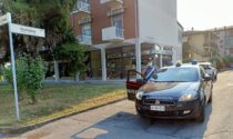 Ladri in fuga speronano auto dei Carabinieri: militare risponde sparando alle gomme