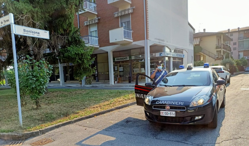 Ladri in fuga speronano auto dei Carabinieri: militare risponde sparando alle gomme