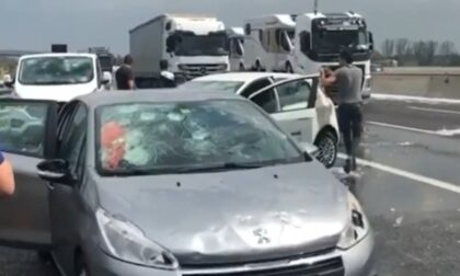 Maxi grandinata in Autostrada, auto distrutte e costrette a fermarsi