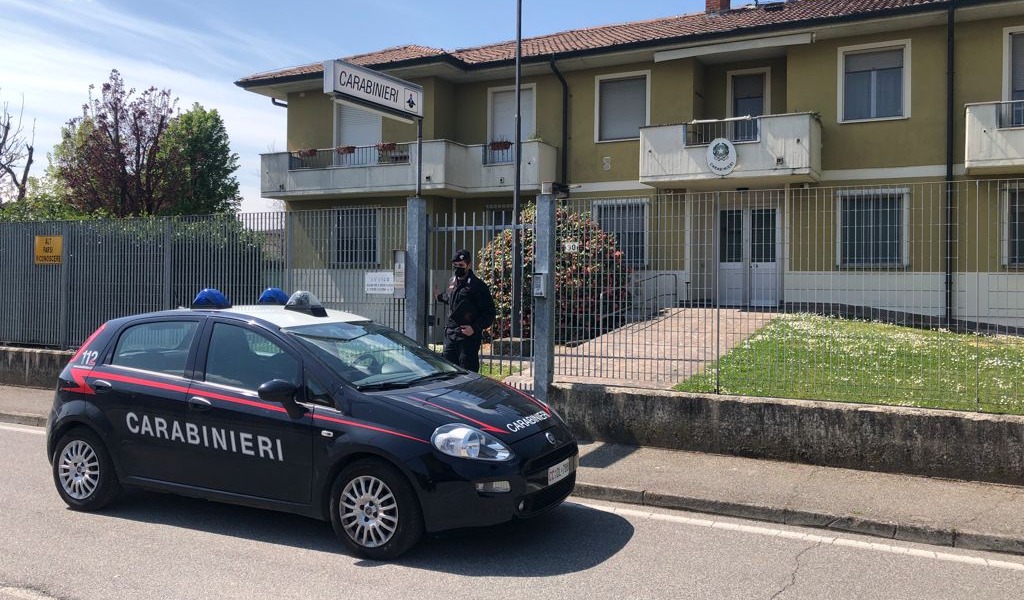 35enne picchia la fidanzata e le ruba l’auto, denunciato