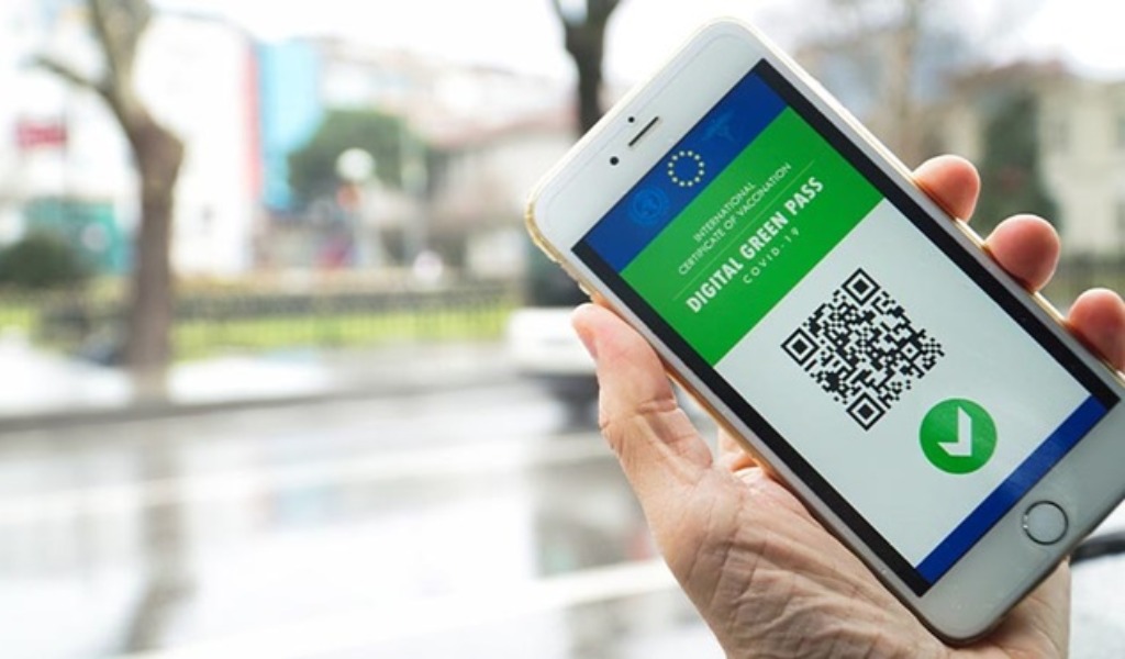 Da oggi Green pass obbligatorio: dov’è necessario, come riceverlo, come si svolgono le verifiche