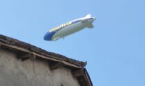 L'enorme dirigibile Goodyear in volo nei cieli del Cremasco
