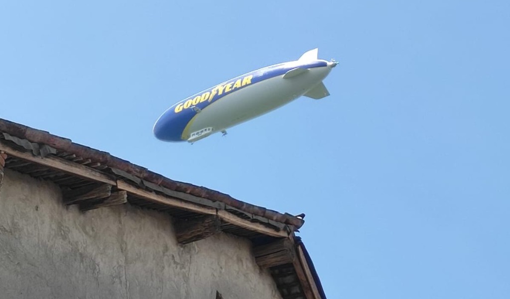 L’enorme dirigibile Goodyear in volo nei cieli del Cremasco