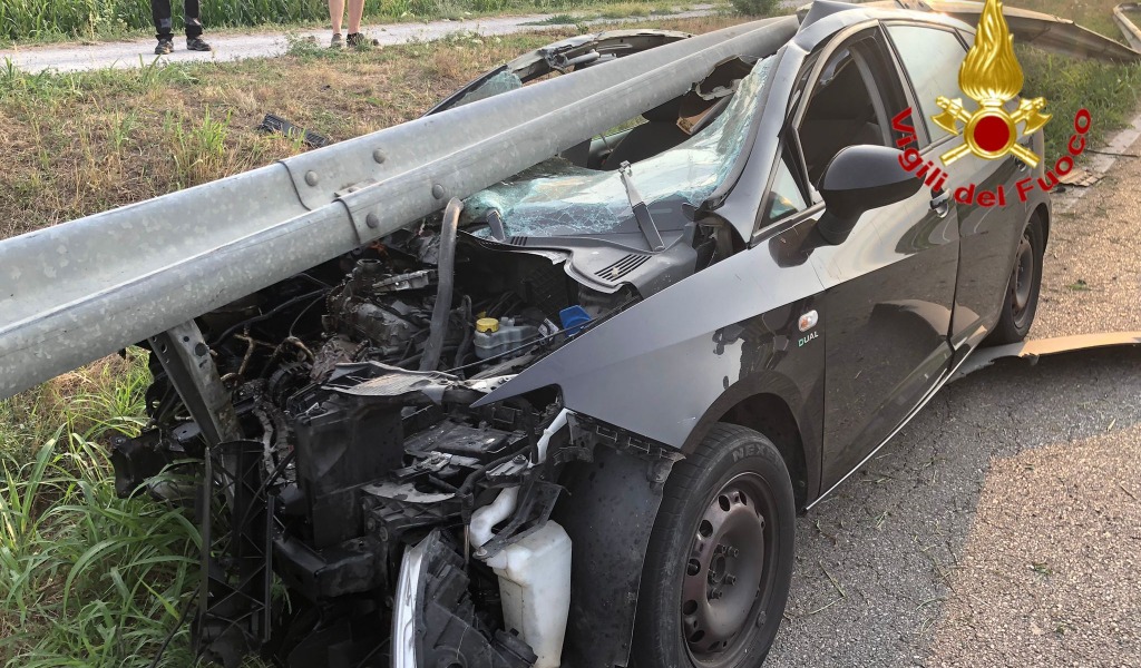 Schianto sulla Provinciale, miracolati quattro ragazzi schiacciati sotto il guard rail