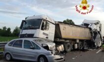 Tamponamento tra due mezzi pesanti e un'auto: un morto in A21