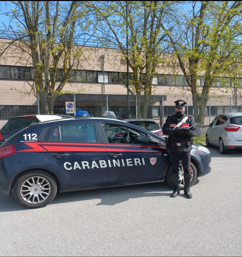 Al cellulare per farsi dare le risposte dell’esame teorico della patente: denunciato