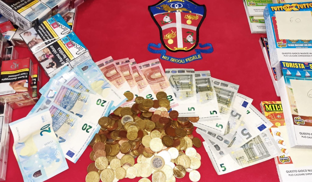 Maxi furto in tabaccheria: via con 250 stecche di sigarette e 40 pacchetti di gratta e vinci