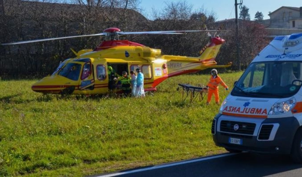 Dopo lo scontro, l’auto finisce nel canale e il guard rail trapassa l’abitacolo: grave 58enne