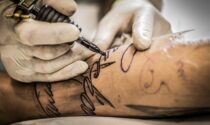 La Lombardia approva la legge: tatuatori e piercer finalmente riconosciuti