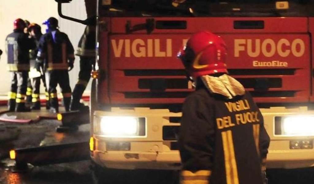 Anziano trovato morto in casa e tentato suicidio: notte di lavoro per i Vigili del Fuoco