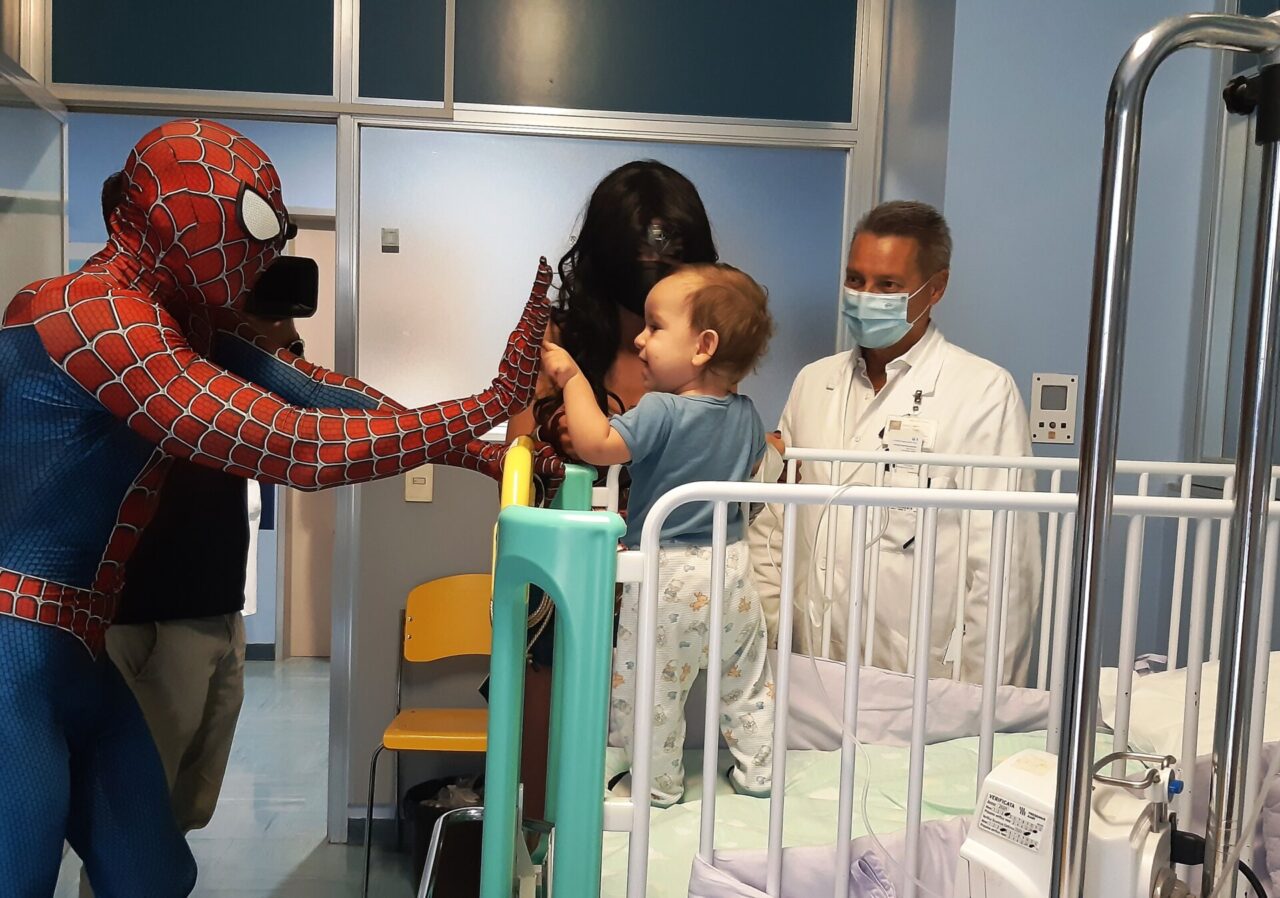 Spiderman e Wonder Woman in ospedale a Cremona, due super eroi molto umani