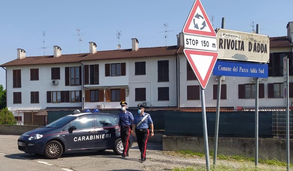 I varchi stradali segnalano l’auto rubata, scatta l’inseguimento: tre uomini denunciati
