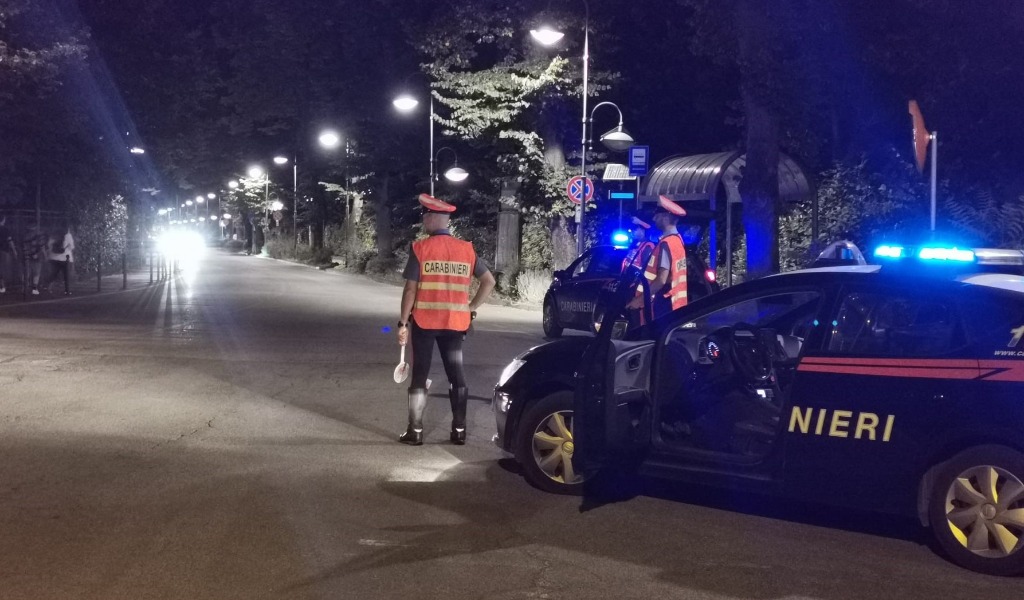 Lancia la cocaina dall’auto ma non sfugge ai militari: 50enne denunciato per spaccio