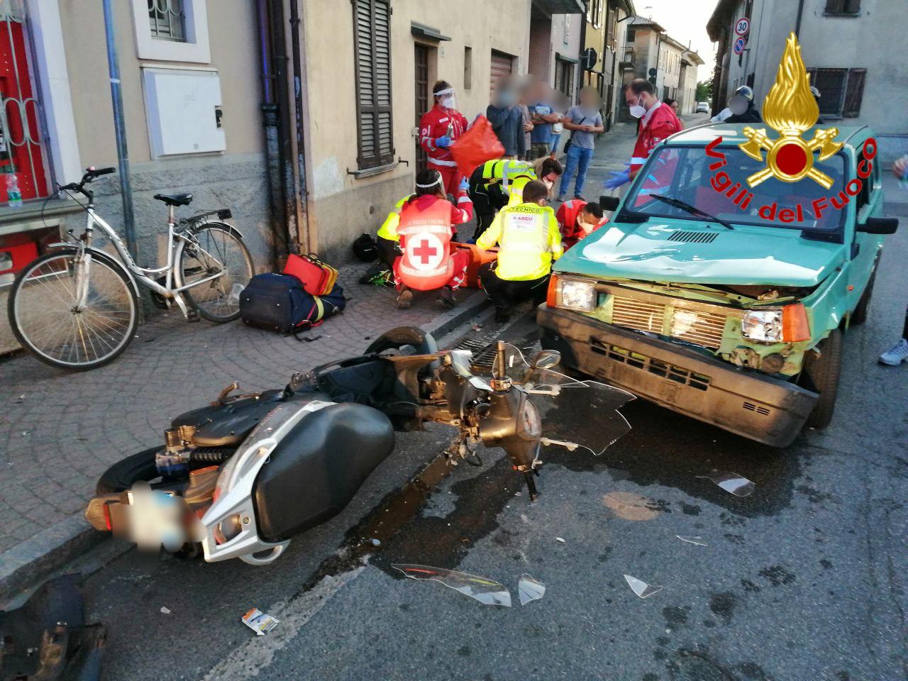 Schianto tra auto e moto, centauro 29enne in ospedale