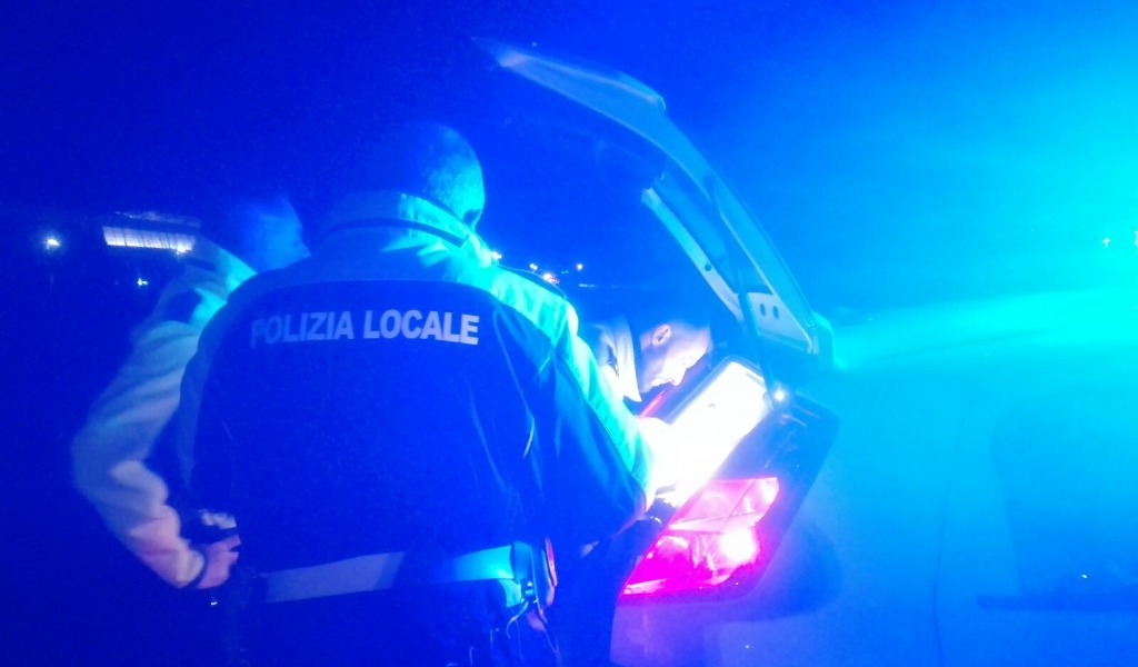 Rimprovera un gruppo di giovani, loro lo aggrediscono: 42enne in ospedale