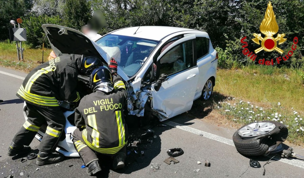 Grave frontale sulla Statale 235, due persone in ospedale