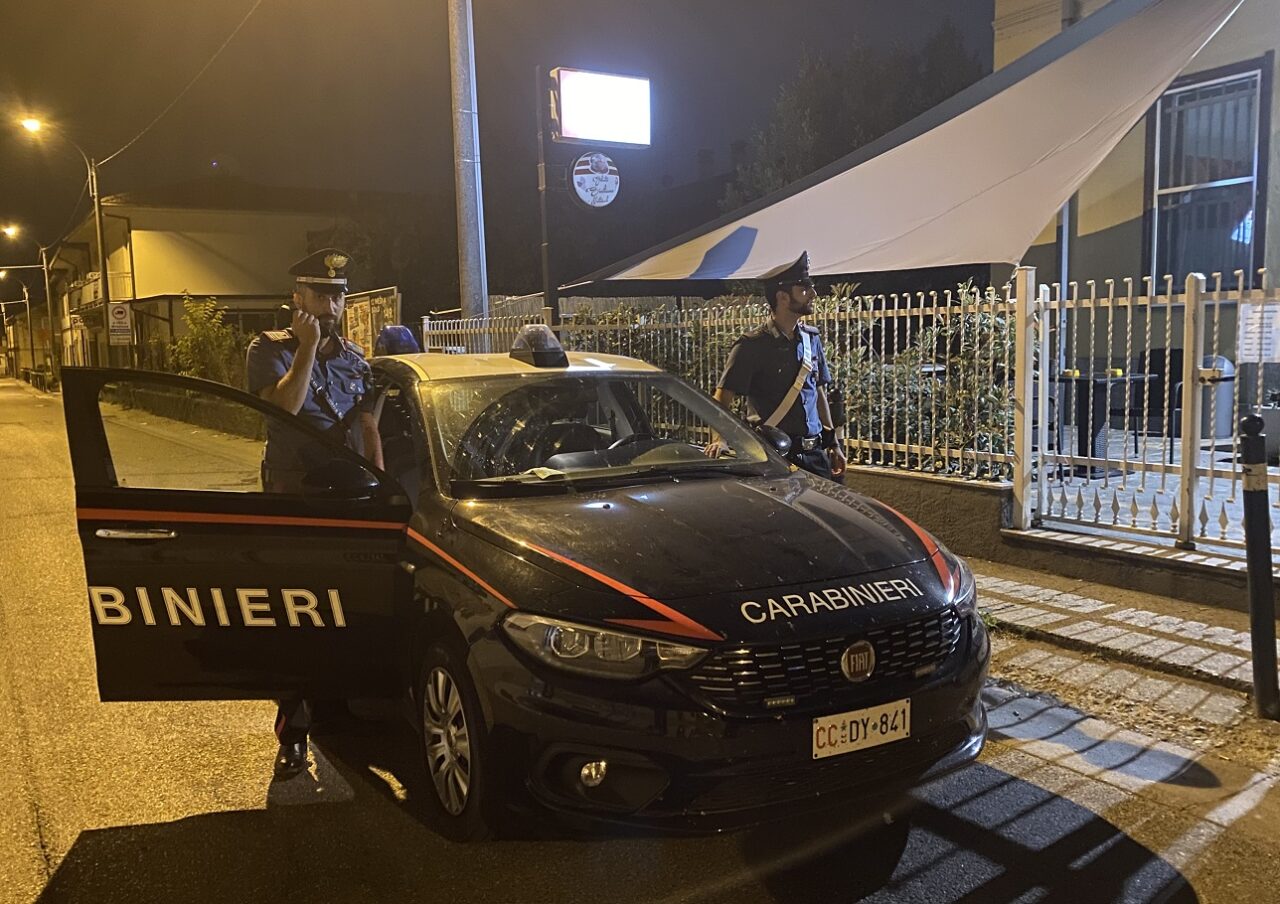 Minaccia e rapina due coetanei, 16enne denunciato