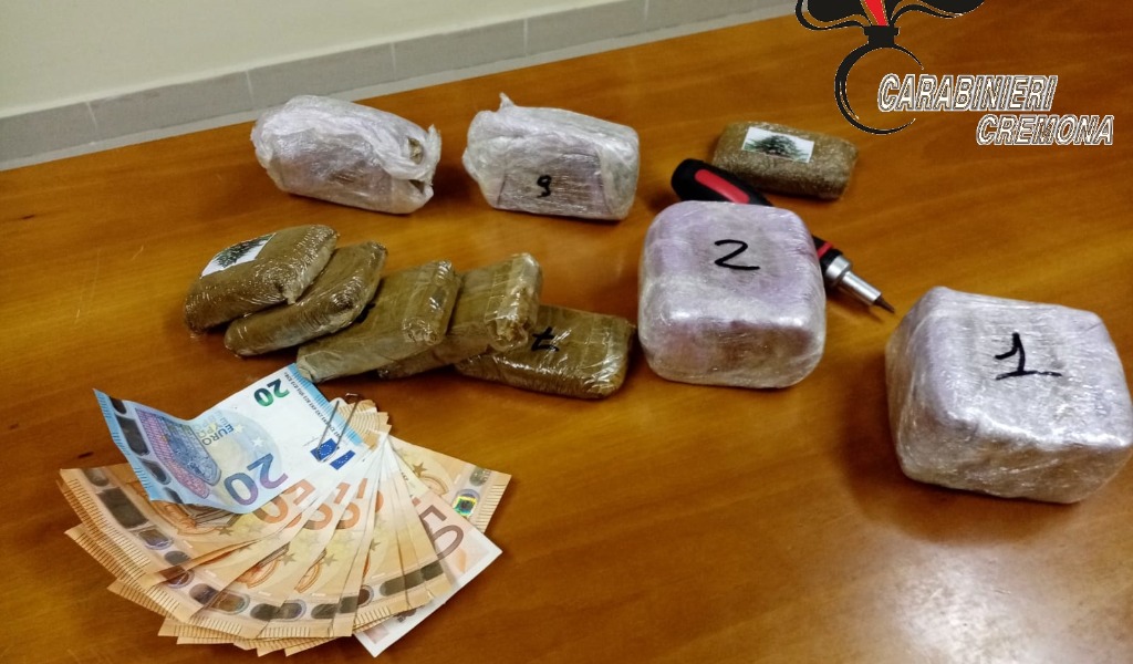 Spacciatore sorpreso con 2 kg di droga, scappa ma poi viene arrestato