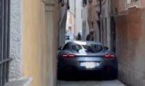 Il video virale della Ferrari Roma rimasta incastrata in un vicolo