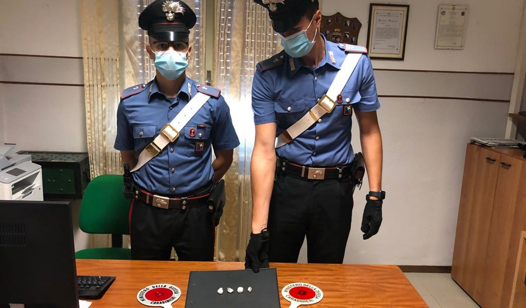Fermo in auto con fare sospetto, stava spacciando cocaina: denunciato