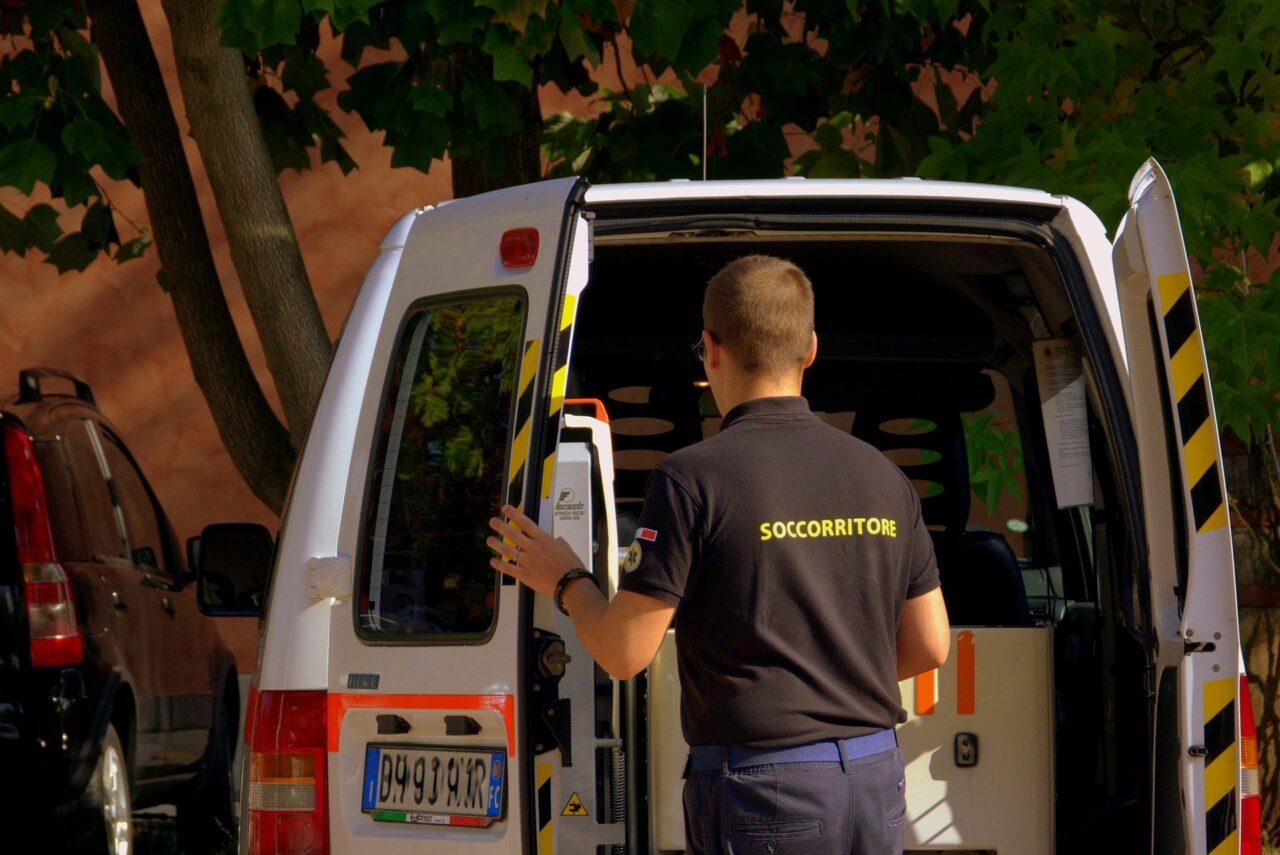 Malore fatale alla guida, inutili i soccorsi per un 65enne
