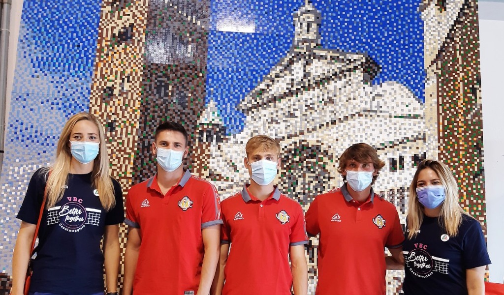 Cremonese e Vbc con i giovani tifosi all’hub vaccinale di CremonaFiere: “Vinciamo insieme la partita della vita”