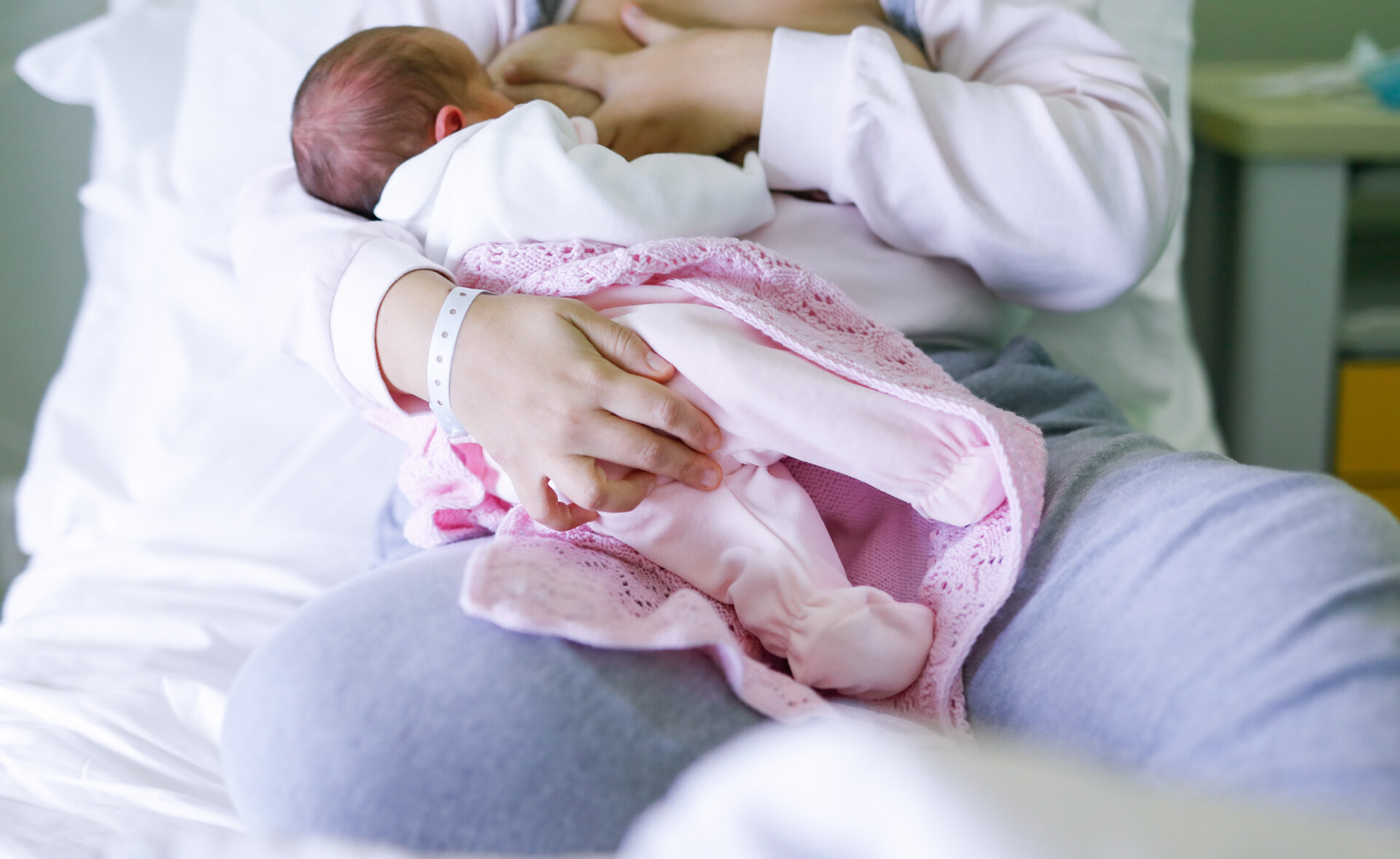 3. Una mamma intenta ad allattare il suo bambino appena nato in Ospedale a Cremona