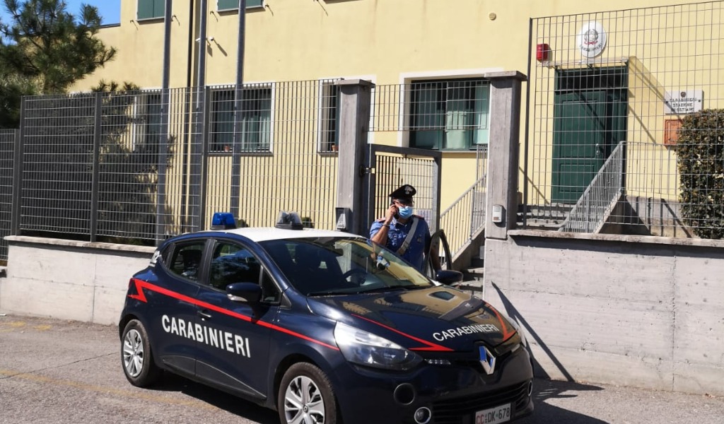 Presa a calci e pugni e minacciata con un coltello, denunciato marito violento