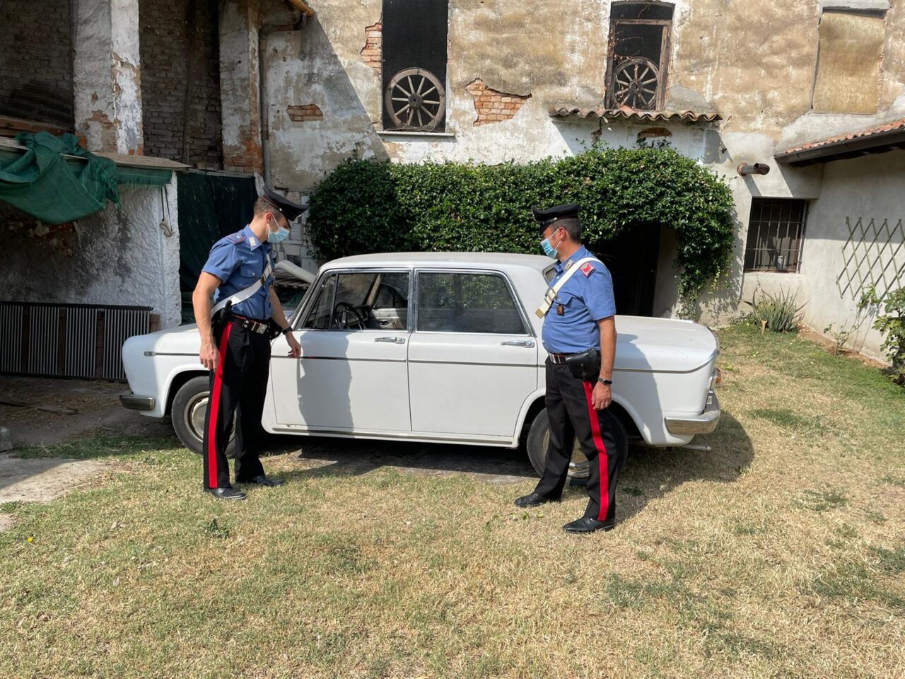 Rubano una macchina d’epoca e restano a piedi: beccati e denunciati