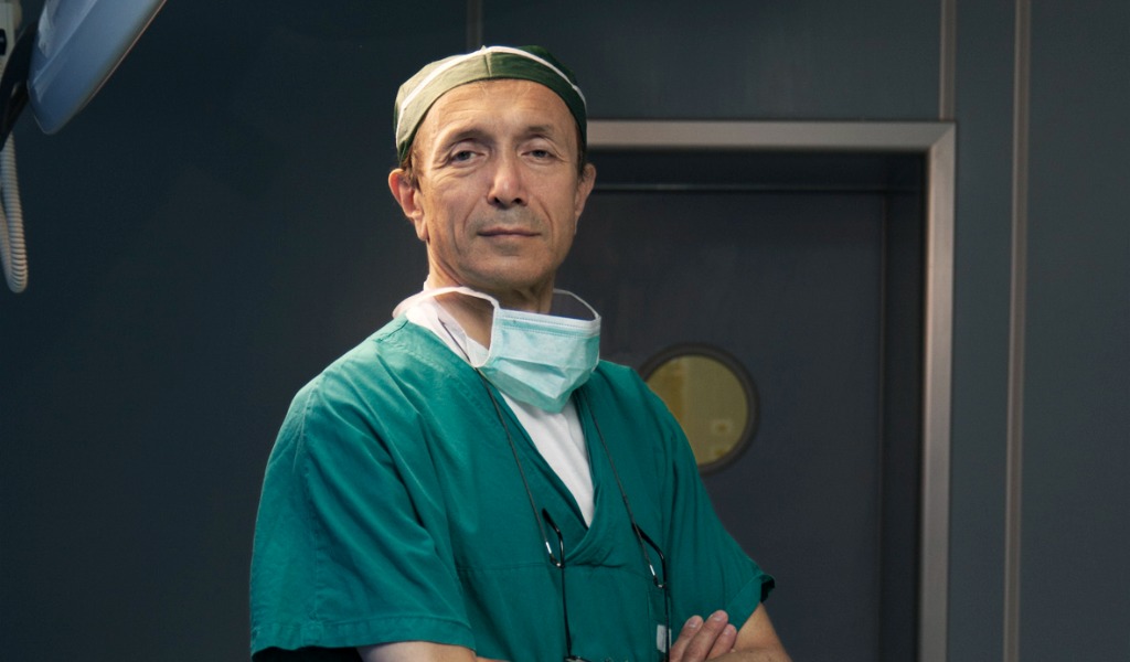 Al processo dell’ex primario di chirurgia dell’ospedale cremonese è scontro: erano operabili i pazienti?