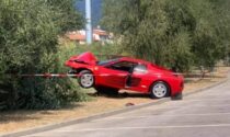 Ferrari contro albero in piazza per un video: se la cava solo con 300 euro