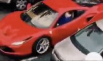 Il video dell'undicenne che guida una Ferrari in città