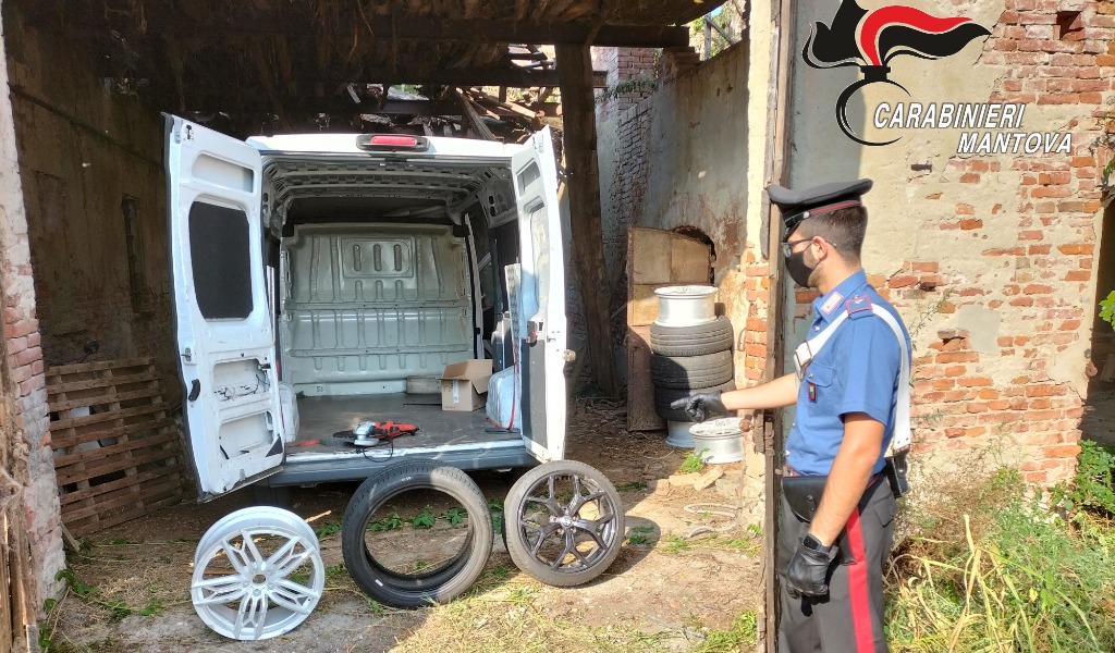 Entrano in casa, prendono le chiavi e scappano con l’auto di famiglia: ritrovata con un altro furgone rubato