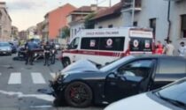 Guida in infradito una Porsche da 100mila euro: si schianta e investe due Carabinieri