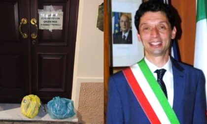 Sacchi di spazzatura davanti alla porta di casa del Sindaco Galimberti: "Sporgerò denuncia"