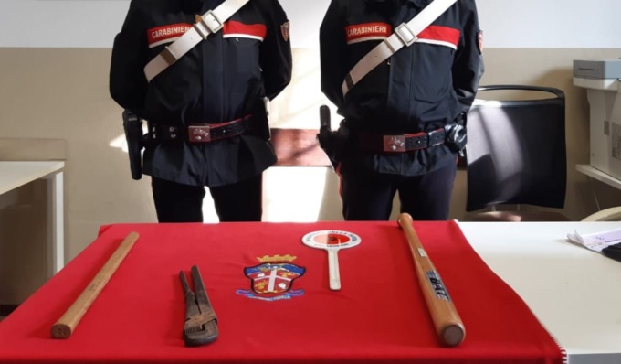 Marito e moglie… d’assalto, fermati con mazze e chiavi inglesi