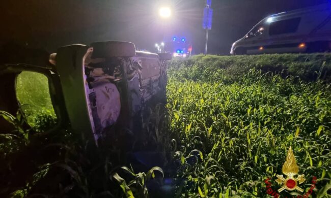 Auto fuori strada, un uomo e una donna incastrati nell’abitacolo