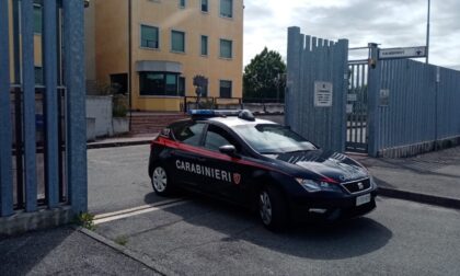 Non vuole rispettare le regole dell'hotel, la direzione chiama i Carabinieri